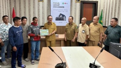 Penyerahan Bantuan Secara Simbolis Dilakukan Oleh Bupati James Uang ke Kelompok Penerima Manfaat di Halmahera Barat (fotoTEKAD)