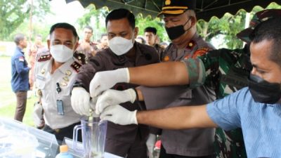 Proses Pemusnahan Barang Bukti di Halama Kantor Kejari Halbar (foto list)