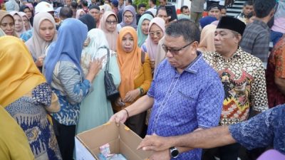 Sekda Tidore Saat menerima sumbangan dari ASN, PPPK dan PPPK Paruh Waktu