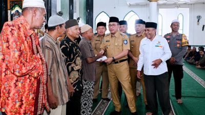 Walikota menyerahkan bantuan baznas ke imam syara
