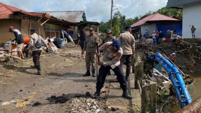 Akses jembatan yang dibersihkan merupakan urat nadi transportasi yang menghubungkan Kecamatan Ibu Tengah dengan wilayah pelabuhan dan pasar lokal