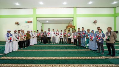 Bupati Halmahera Selatan, Hasan Ali Bassam Kasuba, bersama Sultan Bacan, jajaran Forkopimda dan manajemen Harita Nickel berfoto bersama di masjid Madinatul Hijrah Desa Kawasi