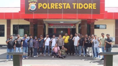 Foto Bersama Kapolresta dan Kwatak Tidore