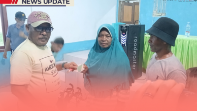 Kadis pertanian saat menyerahkan kartu BPJS pertanian kepada penerima (ft_ono)