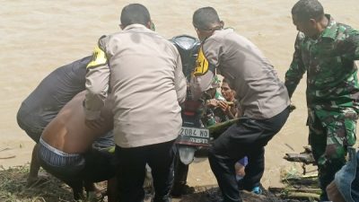Personel jajaran TNI dan Polri bersiaga di lokasi untuk membantu warga menyeberangi sungai secara manual