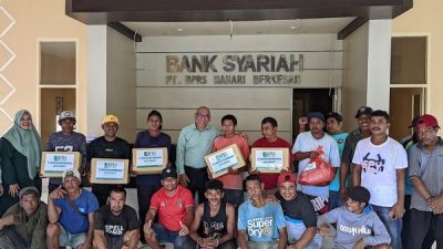 Potret BPRS Bahari Berkesan Kota Ternate membagikan bantuan sembako kepada masyarakat