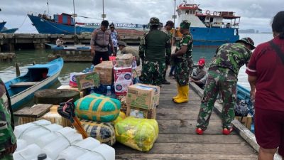 TNI–Polri menyalurkan bantuan sembako dari PT VPOL