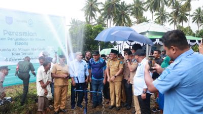 Wali Kota Ternate saat meresmikan SPAM Tobololo di Kecamatan Ternate Barat