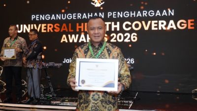 Wali Kota Tidore Muhammad Sinen saat menerima Penghargaan UTC Award