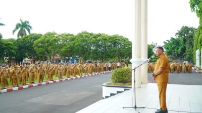 Wali Kota Tidore saat pimpin apel perdana