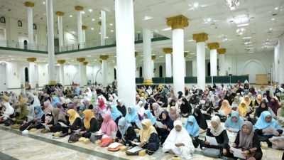 Ribuan warga kota ternate di masjid raya saat menyambut tahun baru