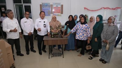 Penyerahan bantuan oleh disnaker bersama sekda ternate