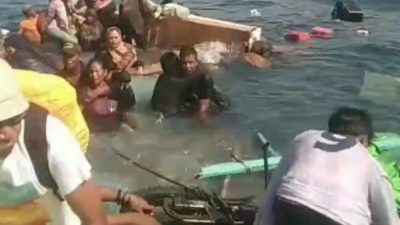 tangkapan layar detik-detik penumpang longboat menyelematkan diri (foto ist)