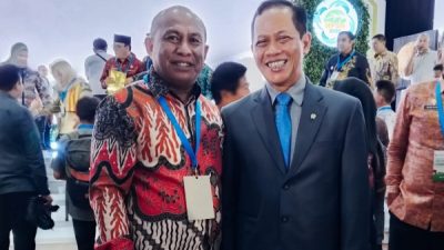 Kepala DLH Kota Ternate, Musli Muhammad bersama Menteri Lingkungan Hidup Hanif Faisol Nurofiq