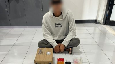 Petugas mengamankan seorang pemuda berinisial Aww alias Adi Bosky (18)