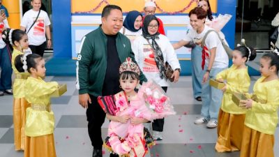Sekda Kota Ternate, Dr H Rizal Marsaoly saat menjemput juara 2 nasional ajang model miss toddler Indonesia 2026