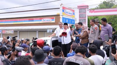 Sekda Kota Ternate di hadapan para pengunjuk rasa di areal pelabuhan Dufa Dufa