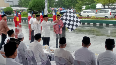 Wali Kota Ternate, Dr H M Tauhid Soleman saat melepas peserta pawai Ta'aruf menyambut bulan suci Ramadan 1447 H di Kota Ternate