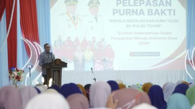 Wali Kota Tidore Muhammad Sinen Pada Acara Pelepasan Purna Bakti Kepsek dan Guru