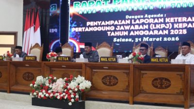 Ketua DPRD saat memimpin rapat paripurna