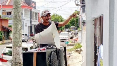 Koordinator aksi saat melakukan orasi di depan kantor Kejati Maluku Utara (Foto Ier)