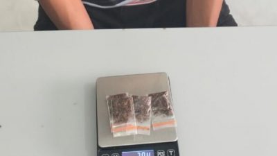 MN alias Aril, 20 tahun, lantaran kedapatan membawa narkotika jenis ganja dan tembakau sintetis