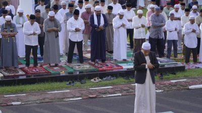 Pelaksanaan Sholat Ied dihalaman Kantor Wali Kota Tidore