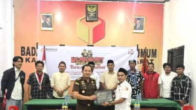 Pemberian penghargaan oleh Bawaslu Halmahera Barat ke Jaksa (foto ketua Nim)