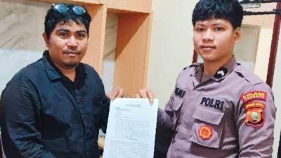 Sugiar Asis Pengacara dikantor hukum BAHMI Bahrun, S.H saat mencambut laporan di Polres Ternate (Foto Ijul)