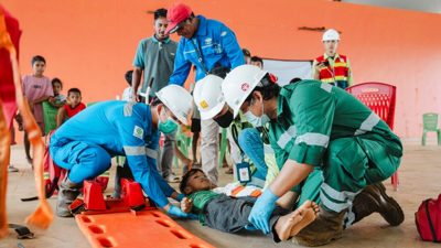 Warga Desa Kawasi memerankan korban bencana dalam simulasi evakuasi untuk meningkatkan kesiapsiagaan dan respons darurat