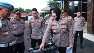 Kapolres Ternete, AKBP Anita Ratna Yulianto saat melakukan pengecekan Senpi Personel