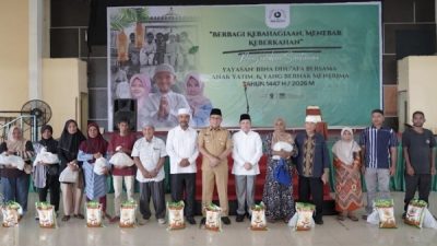 Pembagian bantuan ke anak yatim dan kaum dhuafa