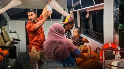 Pasien ketika dievakuasi menggunakan ambulans laut dari moti