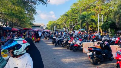 Areal parkir di depan pasar higenis telah dimanfaatkan oleh warga dengan memarkir kendaraan (foto disperindag)