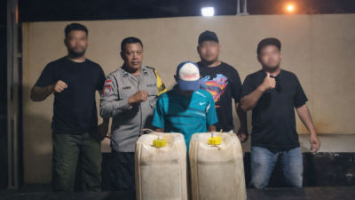 EF (46), beserta 50 liter cap tikus diamankan di Mapolsek Ternate Utara