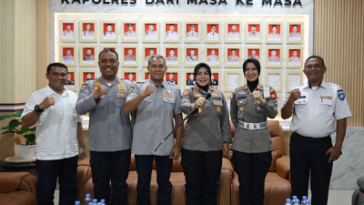 Foto bersama Kapolres Ternate usai berkoordinasi dengan Pelaksana Tugas Kepala Dinas Perhubungan Kota Ternate dan jajaran (Foto Rico)