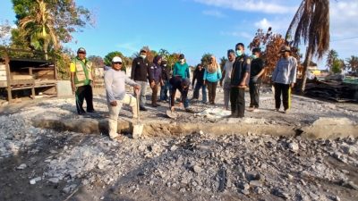 Kadis perikanan bersama stafnya saat melakukan pembersihan rumah warga (ft ono)