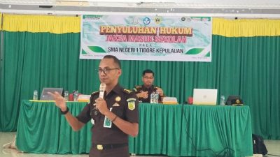 Kasi Penkum Kejati Malut Matheos Matulessy saat menyampaikan Materi Sosialisasi