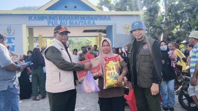 Penyaluran Paket Sembako Bagi Warga Terdampak Gempa di Pulau Maitara