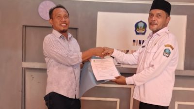 Penyerahan bantuan buku