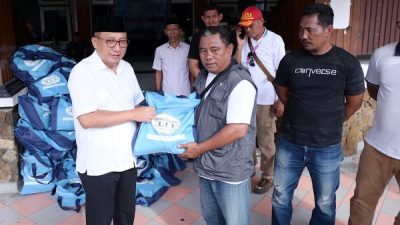 Wali Kota Ternate saat menerima bantuan Wapres RI untuk warga terdampak bencana gempa bumi 7,6 SR