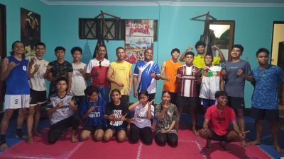 Foto bersama Ketum KONI Kota Ternate dengan atlet Muaythai