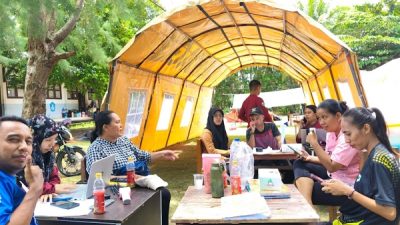 Petugas Dinas Kesehatan Kota Ternate saat memeriksa kesehata pengungsi