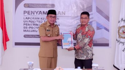 Walikota Ternate saat menyerahkan LKPD ke BPK