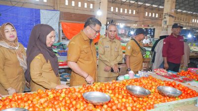Sekda Tidore Sidak di Pasar dan Gudang Sembako