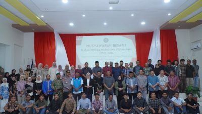 Wali Kota Tidore Kepulauan Muhammad Sinen didampingi Ketua Tim Penggerak PKK Kota Tidore Kepulauan Rahmawati Muhammad Sinen menghadiri Mubes I IPMS Kelurahan Rum