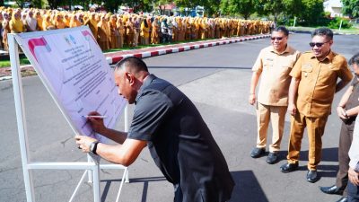Pemerintah Kota Tidore menggelar apel bersama dalam rangka Hari Pendidikan yang dirangkaian dengan penandatanganan deklarasi bersama.