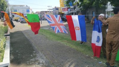 Bendera peserta piala dunia mulai dipasang di areal kampung paialq dunia di areal taman film Benteng Oranje Ternate