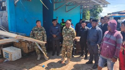 Bupati dan Wabup bersama kadis perikanan saat meninjau lokasi pasar ikan yang ambruk