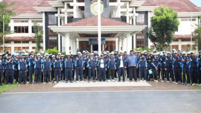 Foto bersama usai pelepasan kontingen poprov
